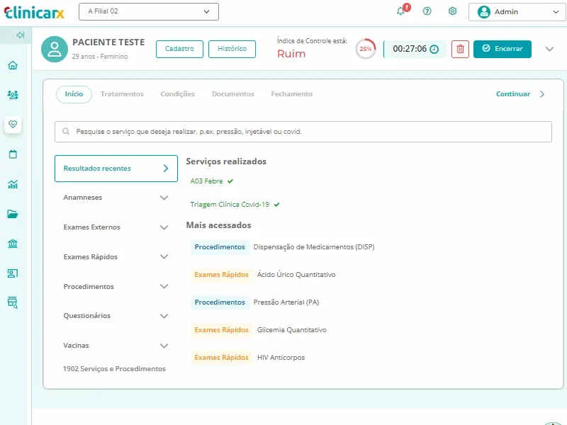 ClinicaRX patient service screen, in Portuguese: a test patient’s record with the services already done, such as a COVID-19 clinical screening, and shortcuts to procedures, rapid tests and vaccines.